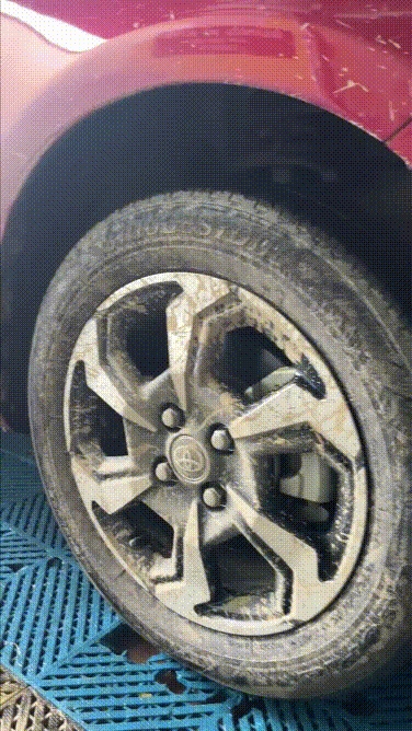 Tự rửa xe ngày mưa lũ