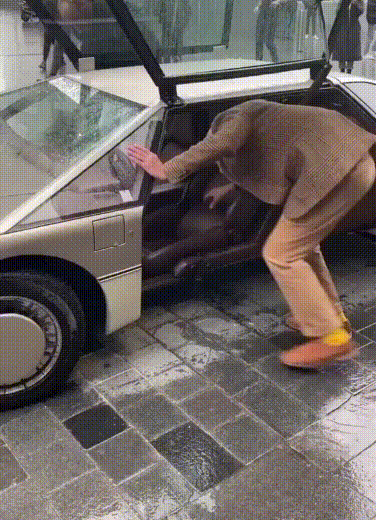 Kiến trúc sư 89 tuổi Sir Norman Foster bước vào và lái chiếc xe ý tưởng Aston Martin Bulldog 1979...