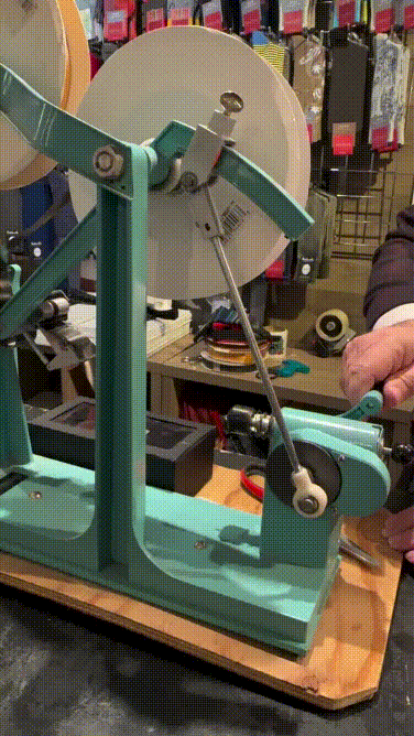 Hồi 1954 công ty 3M làm cái máy xếp nơ