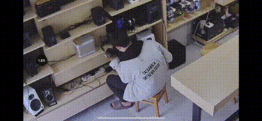 Video hot vị khách nam test tai nghe kiểu "Trên trời rơi xuống" tại 3KShop :D