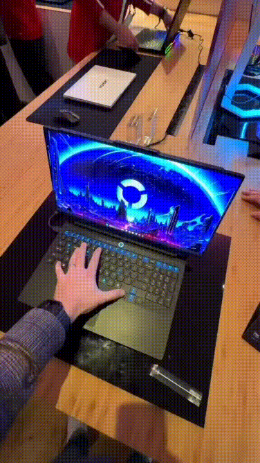 Laptop Lenovo kéo dãn màn hình từ 16 inch lên tới 24 inch :D