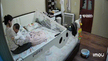 Con trai cưng khóc lóc báo hại bà mẹ trẻ giữa đêm hôm :(