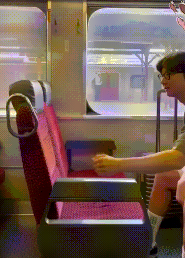 Một thiết kế ghế 2 chiều trên tàu điện Nhật Bản. Rất là đáng học hỏi.