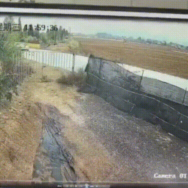 TQ: Một chiếc xe điện gặp tai nạn, cửa không mở ra được ,người ta phải đâp cửa kính để kéo người...