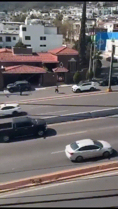 Băng qua đường ẩu cô gái bị xe tông mạnh, hất văng xa, nằm bất động trên đường...