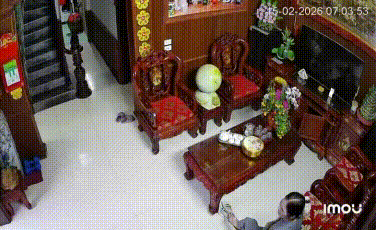 Tập dượt chào hỏi cho con trai út trước khi sang nhà bạn gái chúc Tết kiểu!? :D