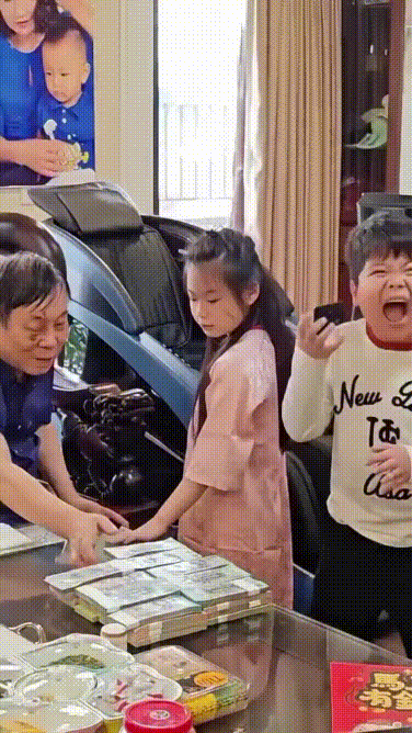 Kinh tế năm nay ông ngoại bảo khó khăn lắm, làm ăn hơi yếu nên lì xì mỗi cháu vài cọc tầm 5 chục...