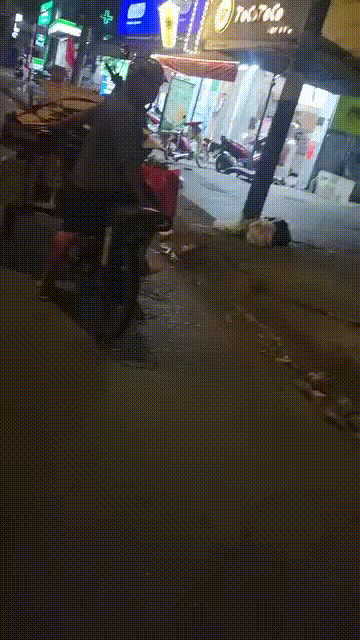 Ông anh say rượu mùng 5 Tết bị người ta đi qua bếch luôn con xe máy điện đi! :D