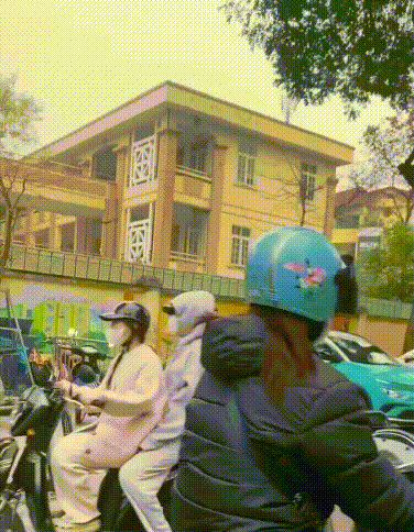 Việc ai nấy làm, xe ôtô đỗ trước các ông cắm cọc đến sau, cứ thế là cắm là đổ xi măng. Tý nữa mấy...