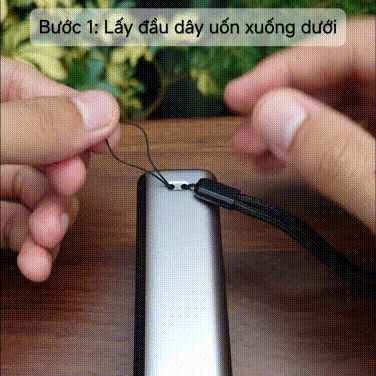 Khi mua pin dự phòng, mình thường ưu tiên những loại có hai lỗ để luồn dây đeo cổ tay (thường...