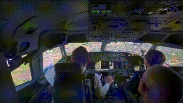 Vua Thái Lan và vợ lái máy bay đi thăm Lào - tháng 3/2026