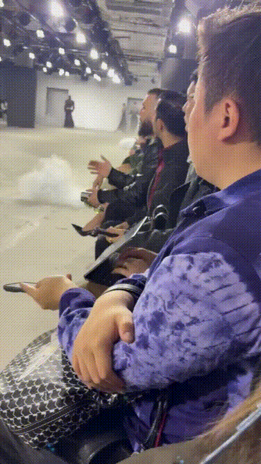 ✍️ ⌨️  Nhà phê bình thời trang gõ phím soạn nội dung mà không nhìn màn hình