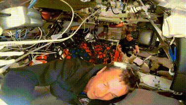 Phi hành gia Christina Koch trên Artemis 2 tháo pin máy ảnh mà nó bay luôn