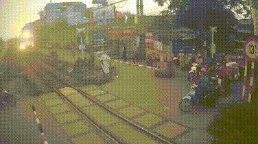 Khoảng 15h48 ngày 4-4-2026, tàu SE8 lưu thông trên tuyến đường sắt Bắc - Nam. Khi đến đường ngang...