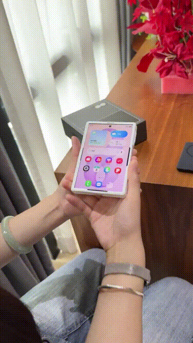 Mọi chuyện có vẻ hoàn hảo cho tới khi gắn cục sạc dự phòng không dây vào :D