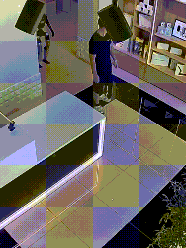 Bên Nga: Robot tư vấn bị khách trêu, bật mode Kungfu chan luôn khách.