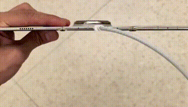 Không rõ đây là máy gì, đoán là Huawei. Cái điện thoại nó còn mỏng hơn cả cụm camera..