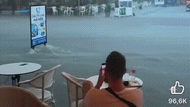 Nay mưa quá lớn, trôi luôn cái bảng từ Thủ Đức lên Tân Phú....hix