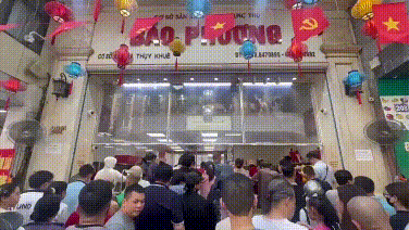 Chờ gần 2 tiếng để mua bánh trung thu hơn 70 năm tuổi ở Hà Nội, không xếp hàng bảo vệ quyết không...