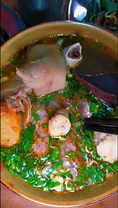 Ăn sáng bún bò Huế đặc biệt  @BaoSaiGon @Tú Bán Sách @Taliban2023